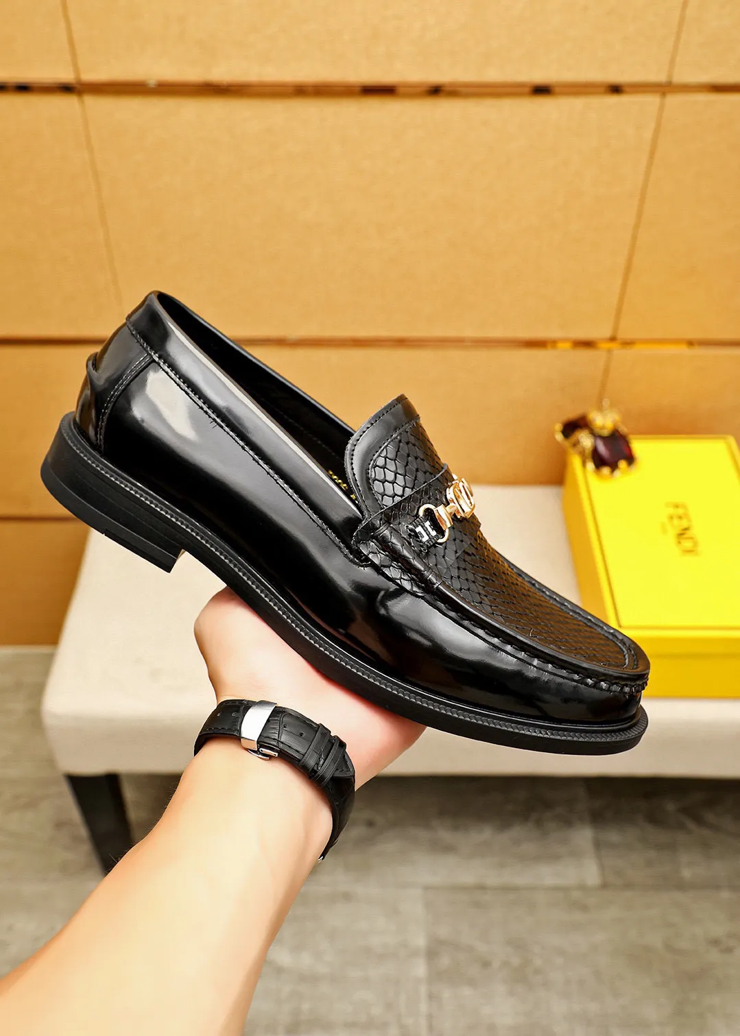 Men's shoes 💰460 💐 Product trademark: FENDI [Fendi] casual leather shoes Regular size: 38-44 (45🉑️customized) Product materials: Selected imported first-layer calfskin embossed upper + luxury hardware buckle, imported cow 🐂 lining. Strong three-dimensional visual effect, rubber outsole Color: 1⃣️color optional